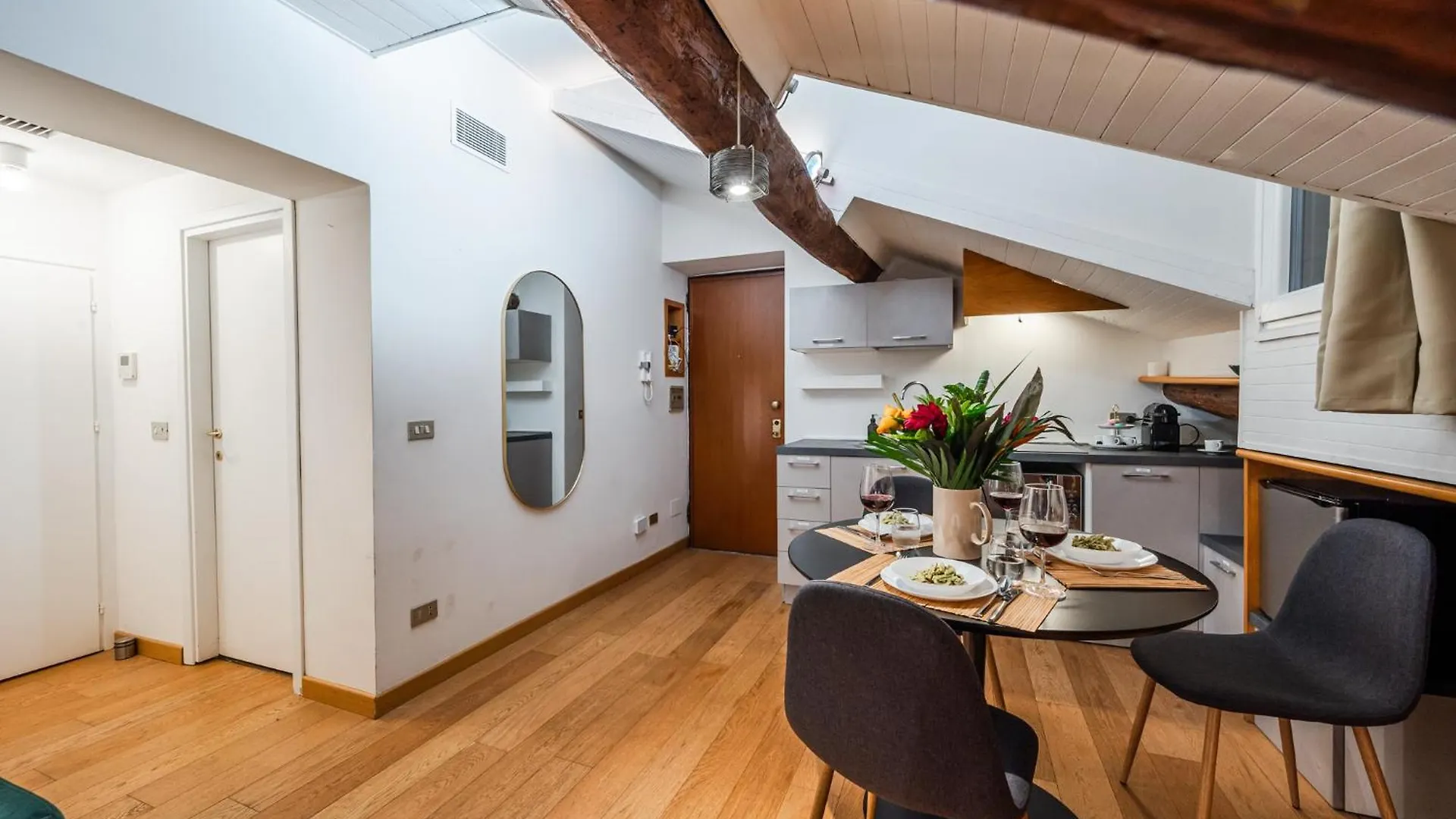 The Mirror Attic - Moscova Brera Milano Daire İtalya