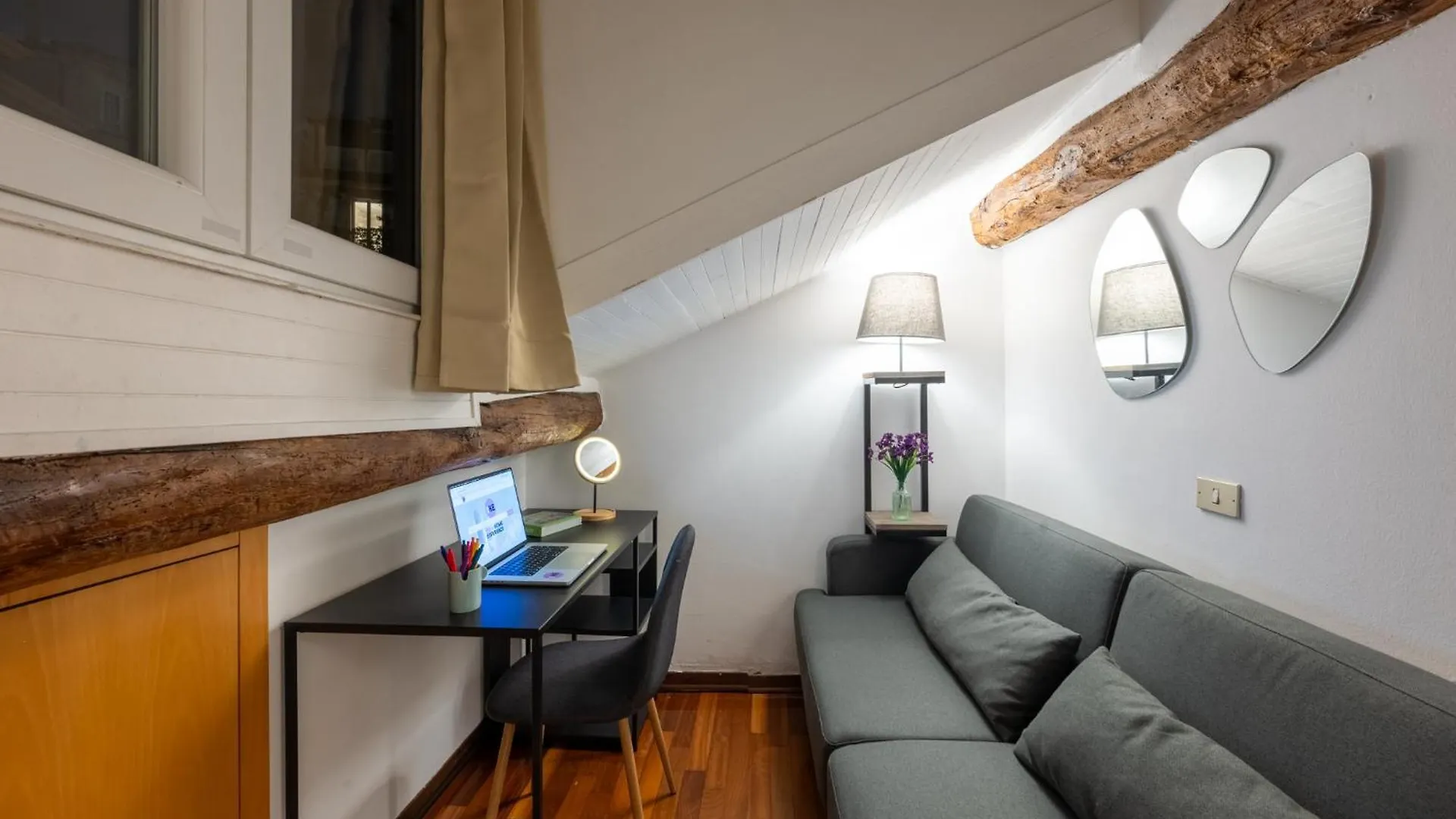 The Mirror Attic - Moscova Brera Milano Daire İtalya