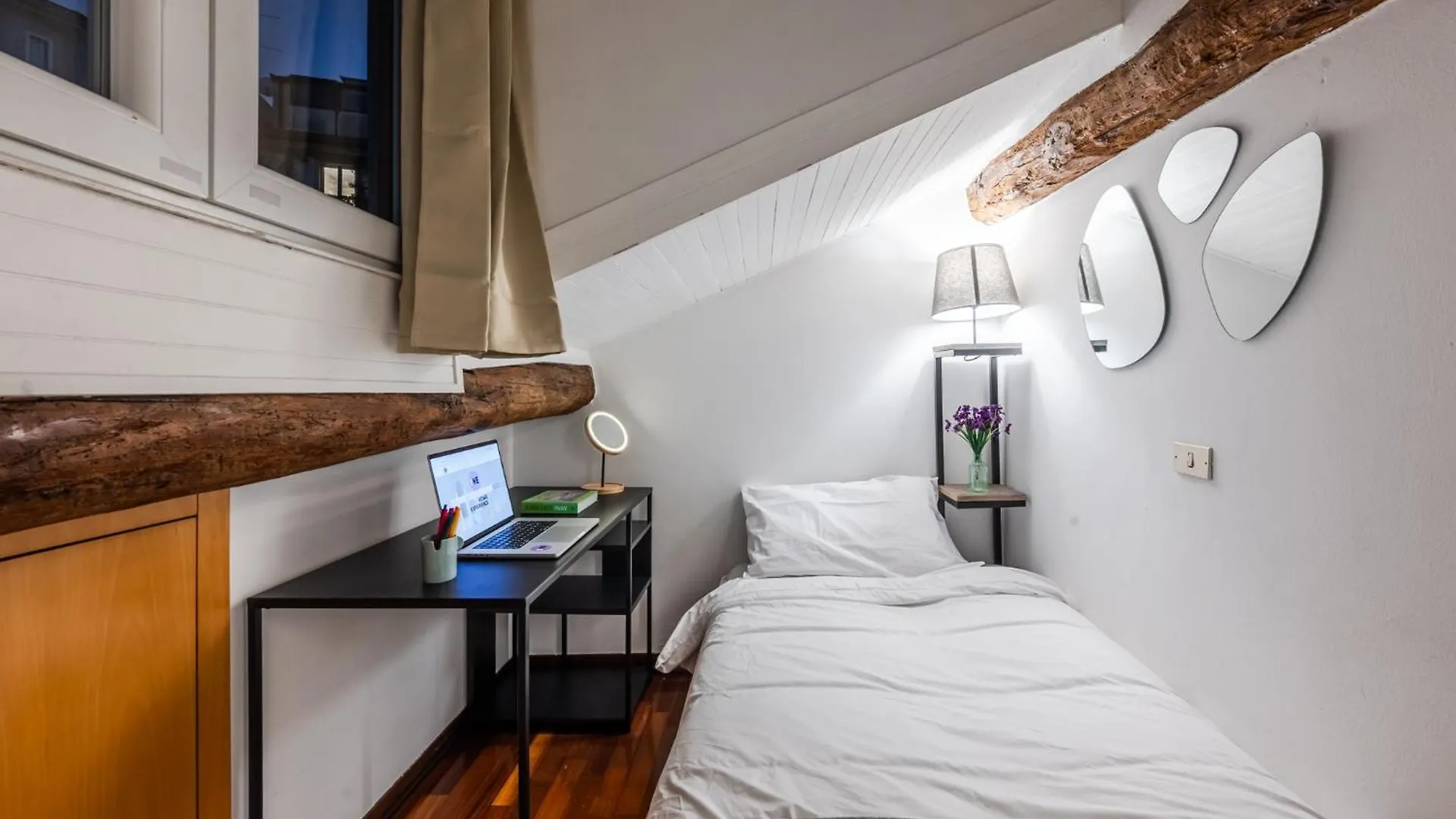 The Mirror Attic - Moscova Brera Milano Daire 0*,