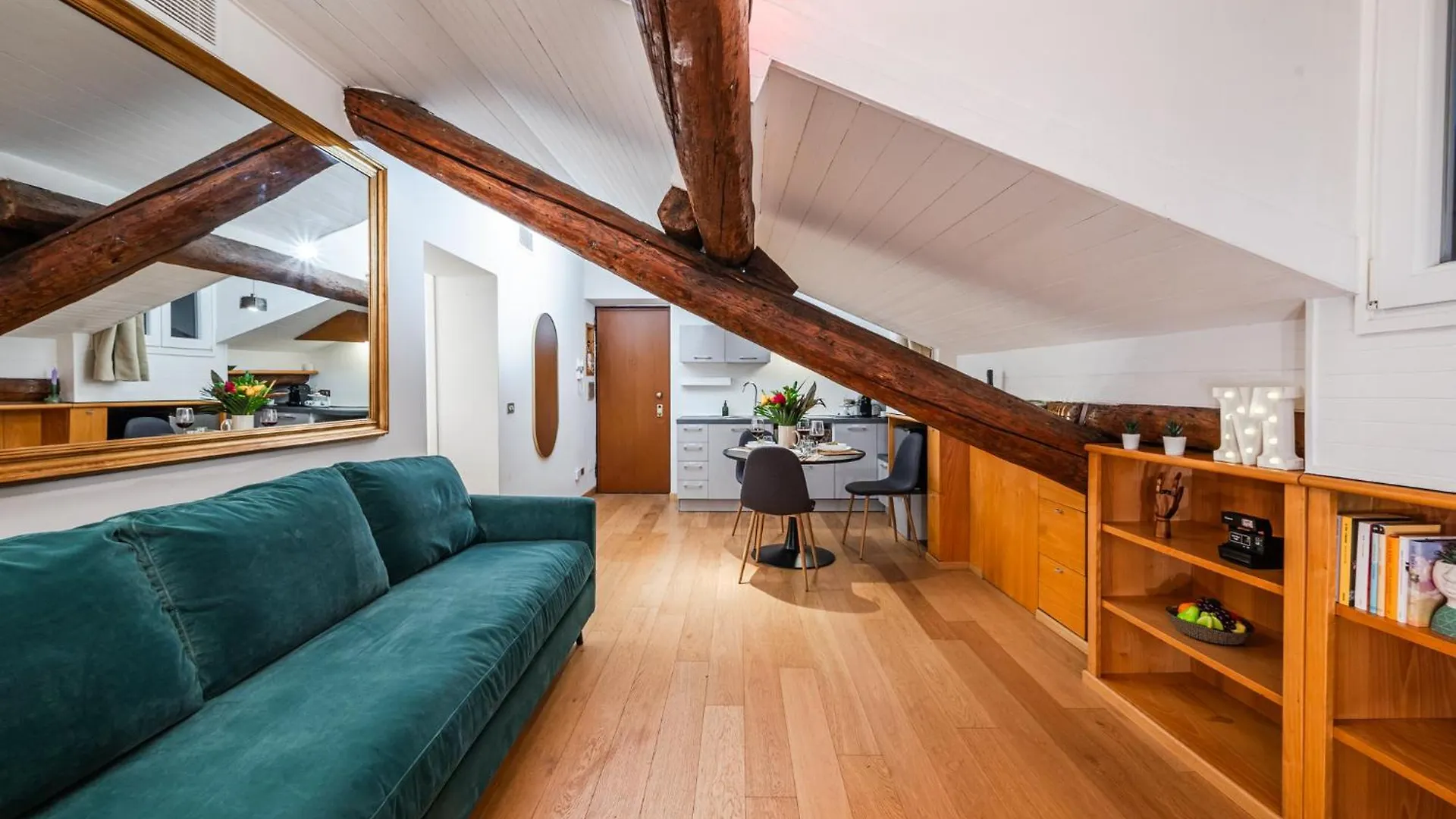 The Mirror Attic - Moscova Brera Milano Daire 0*,  İtalya