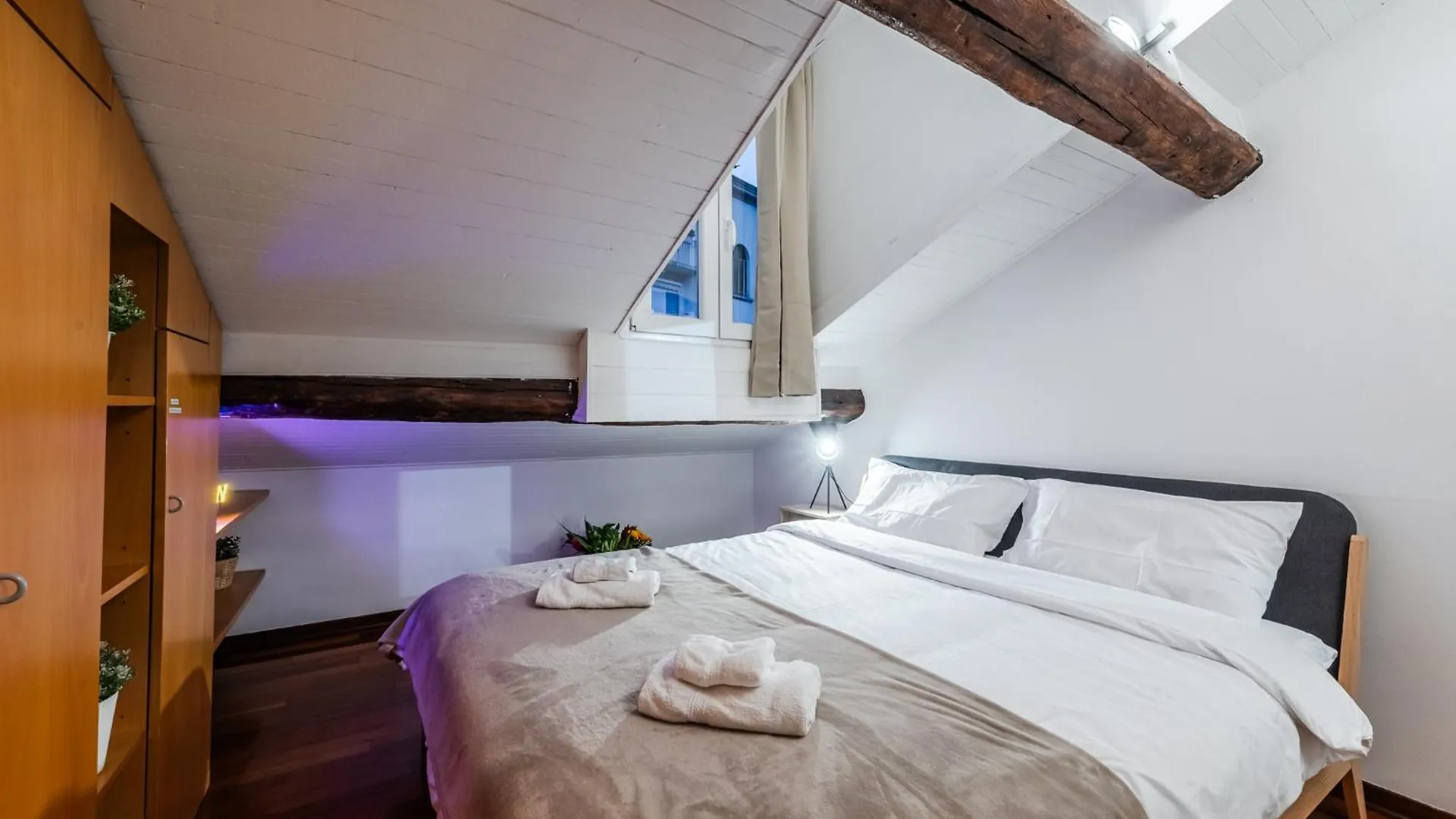 The Mirror Attic - Moscova Brera Milano Daire 0*,  İtalya